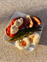 photo d'une assiette avec oeufs, légumes verts, poire tomate mozzarella