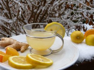 tasse de tisane au gingembre et citron sur fond de neige