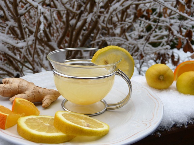 tasse de tisane au gingembre et citron sur fond de neige